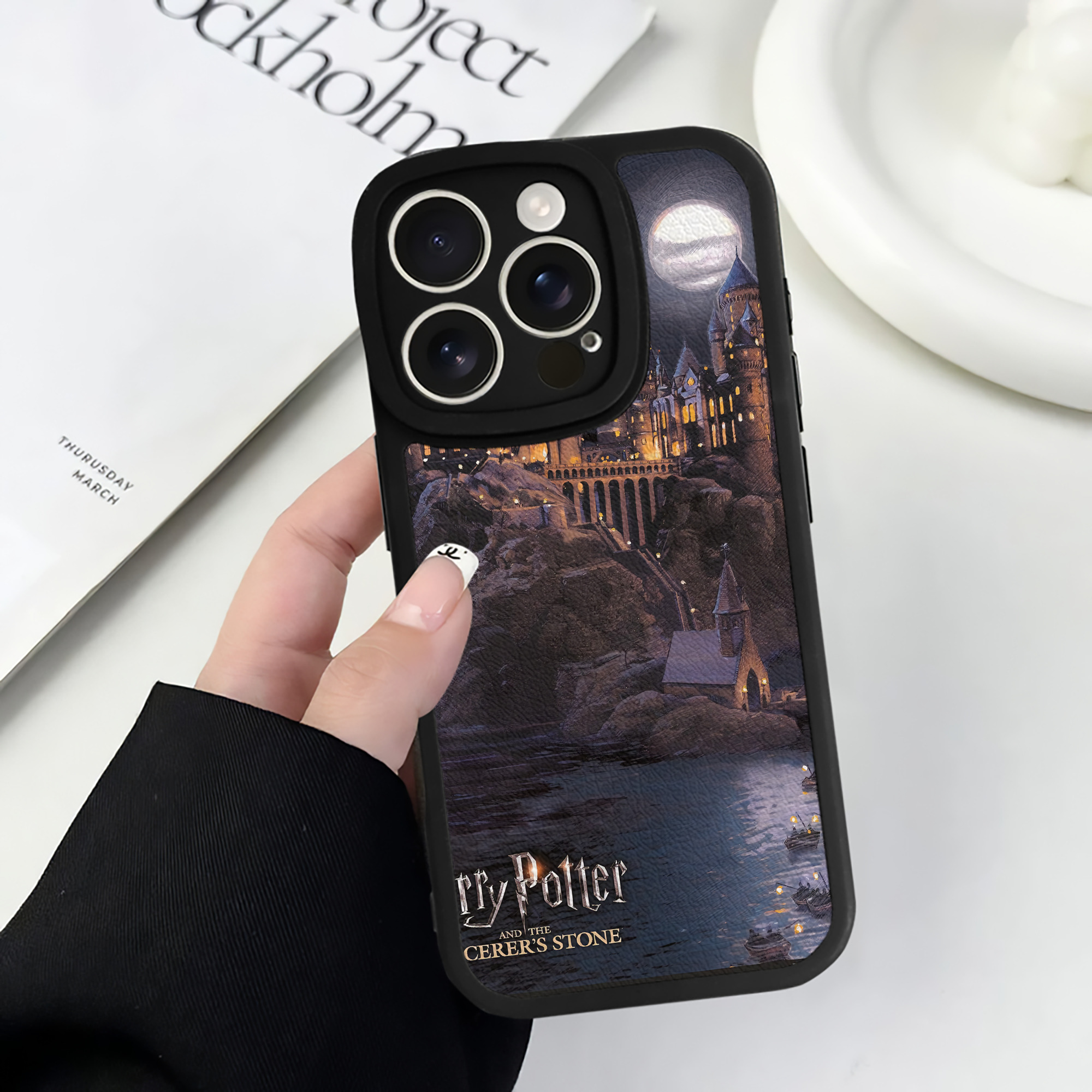 （画像用） Harry Potter ハリー・ポッターシリーズ 【iPhone 16シリーズ対応】シリコンスマホケース（レザー調） 材質：シリコン